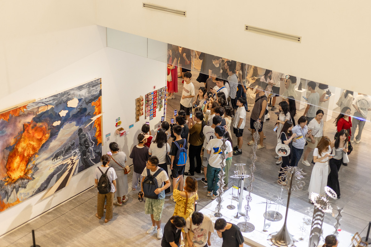 写一篇带研究生参观瞬息涌现艺术展的活动总结