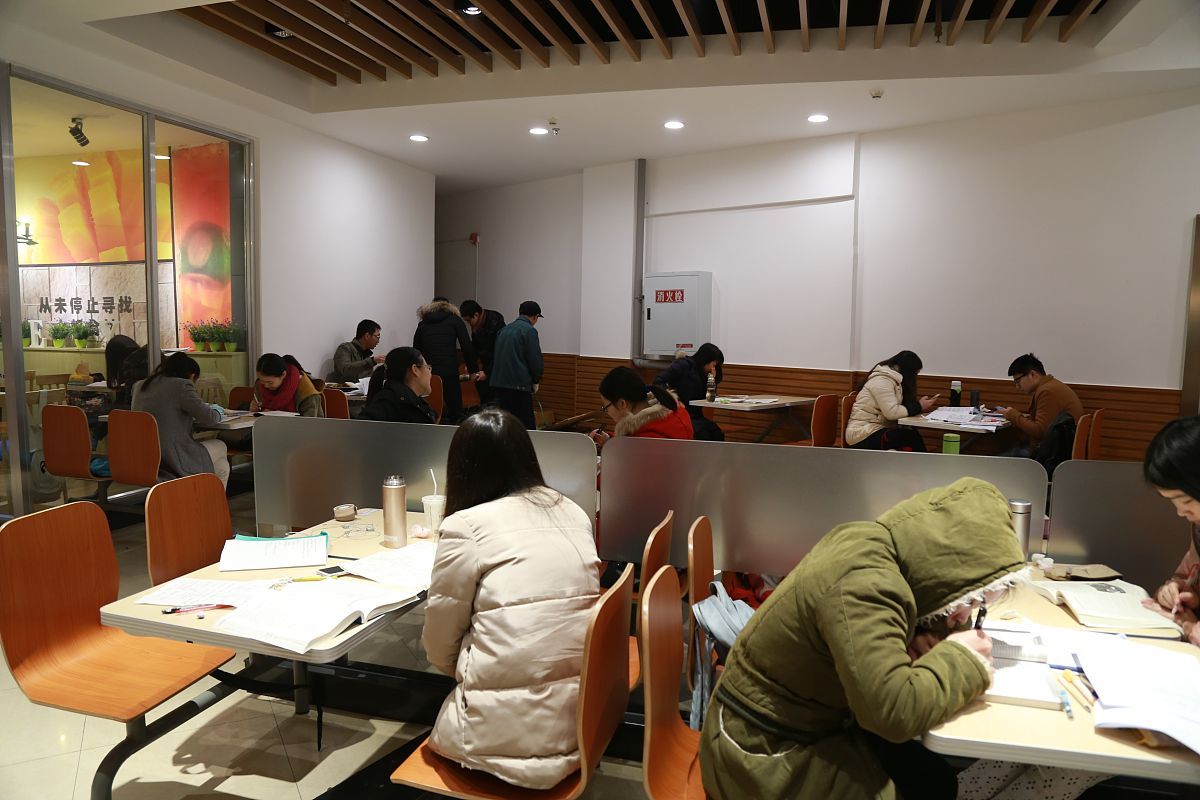 2016年1月6日,重庆,四川外国语大学学生进入考试期间,学生到快乐食间