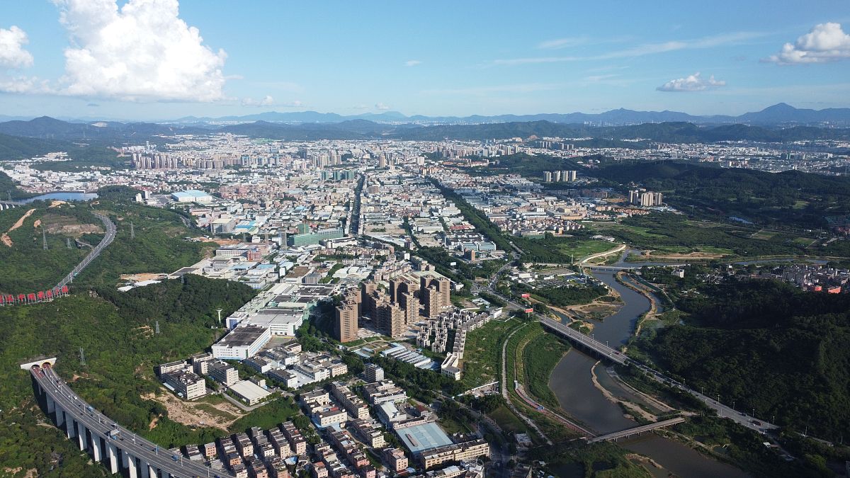2021年9月4日,航拍广东省东莞市清溪镇城市风光.