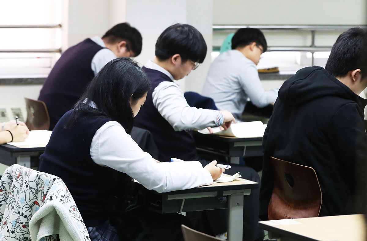 当地时间2018年10月16日,韩国水原市,高三学生正在参加今年高考前的最