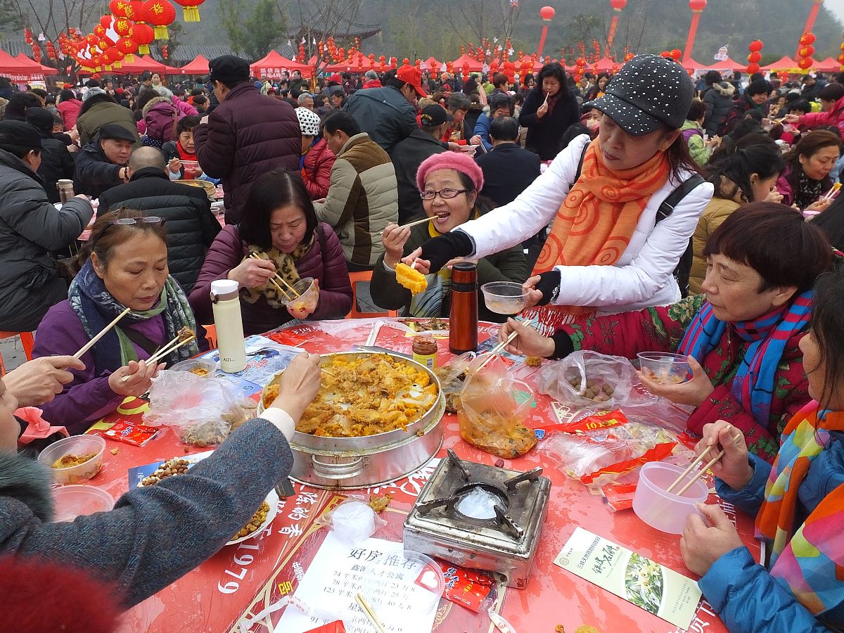作文要求：当前中国旅游业进入恢复期民众出游热情高涨各地加大文旅推介文旅局长们