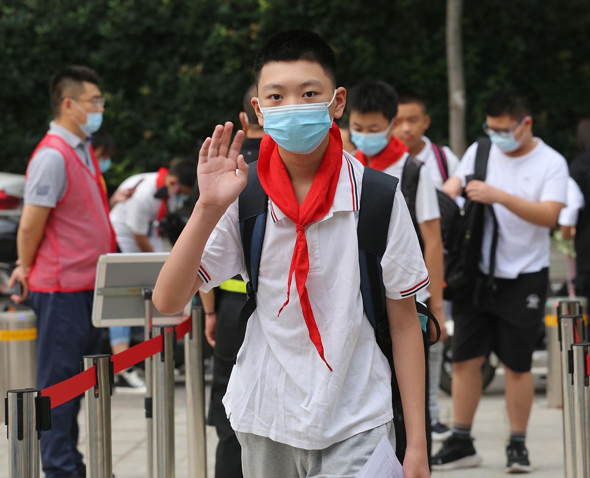 2021年9月9日,南京陶行知学校,该校七,八年级的中学生戴着口罩陆续来