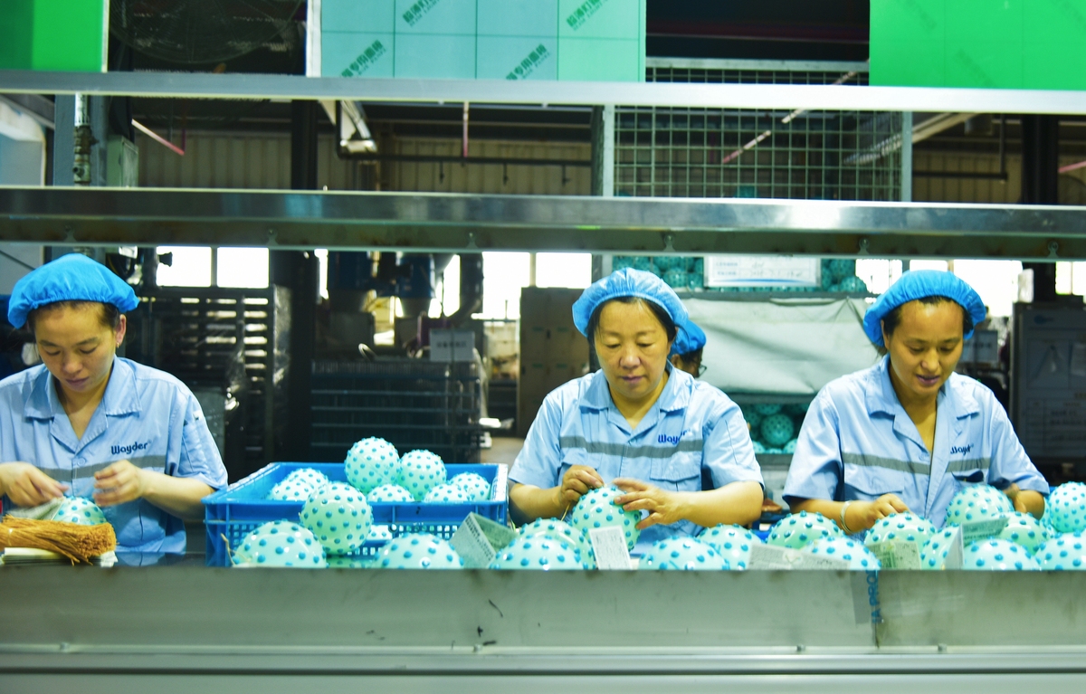 撰写一篇生产实习报告内容包括：1参观康师傅饮品品牌体验馆、康师傅方便面探索乐园、天津滨海新区先进制造职业技能公共实训中心； 2、结合现场参观、讲座与报告、查阅文献资料所了解的现代企业及其管理实践。报告要求：3000字