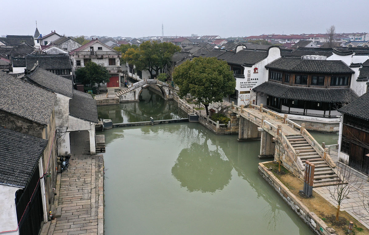 2022年1月24日,江苏省苏州市,无人机航拍的黎里古镇.