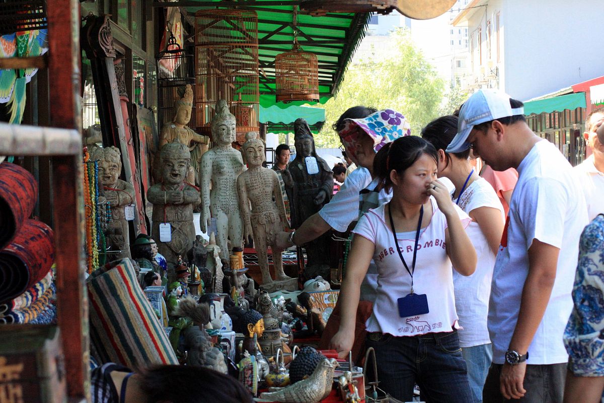2008年北京奥运会期间,观赛的外国游客和各国运动员在比赛间隙慕名来