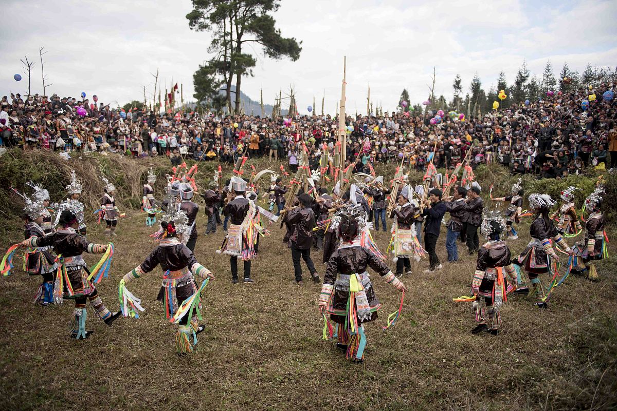 壮族传统舞蹈《板凳龙》: 壮丽场面，文化魅力