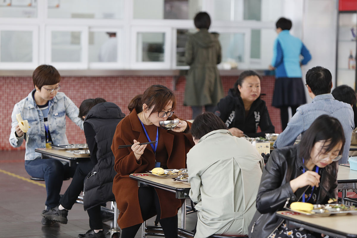 学校食堂学生工罢工：校园生活受影响