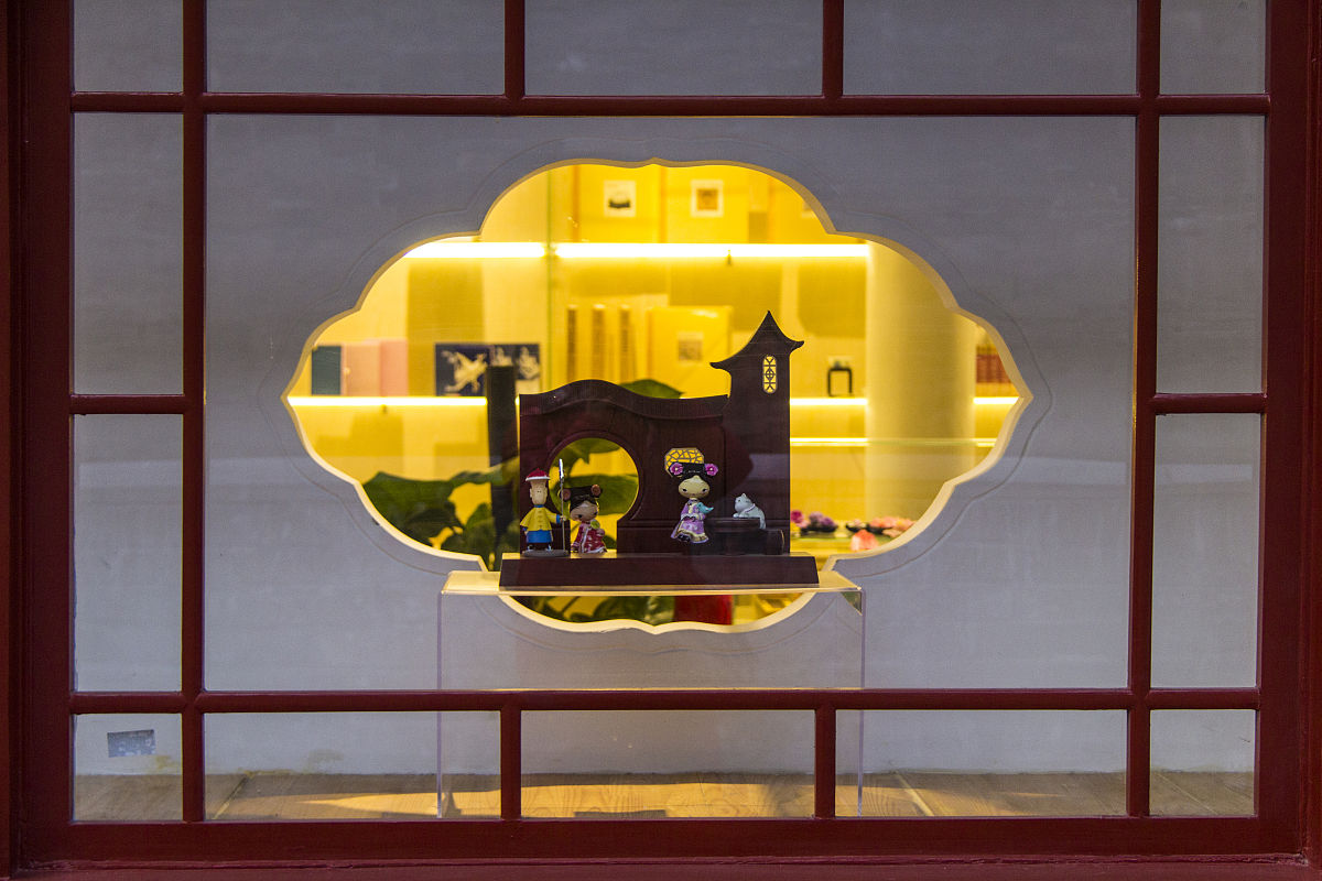 我做了两只狮猫的卡通形象作为文创产品的主角灵感来自于北京景山皇家御猫的传说。白色的叫雪眉象征着聪明美丽；黄色的叫狮猫象征着忠诚守护；我想做的国风的灵猫形象比较日式风格更加威武高贵。请你写出广告语并写出推广计划