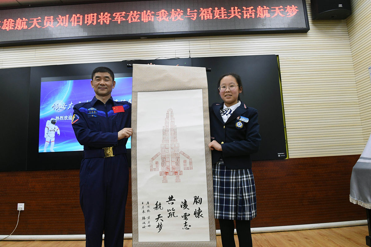 她相信只要自己努力就一定能够创造出更加出色的作品。这句话扩写300字