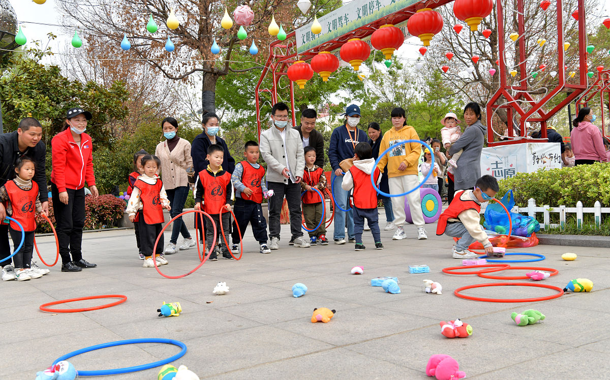 趣味亲子游戏：抢塑料圈，欢乐互动增进感情