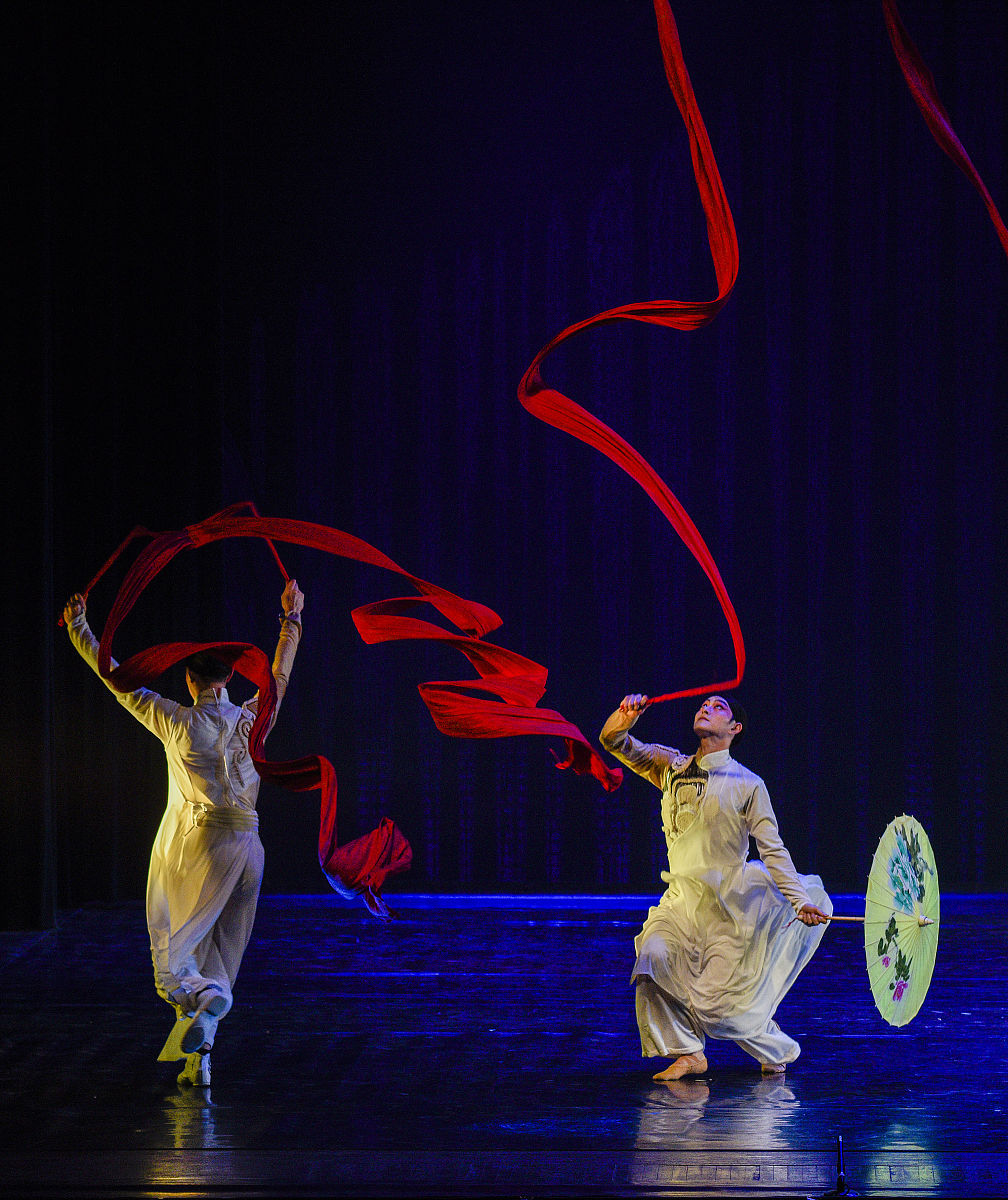 中国传统民间舞和古典舞的当代化之路：创新、融合与传承