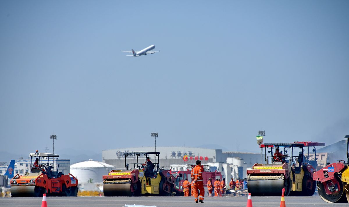 No it is mataining the runway and buildings and carts and buggs I work on stuff这句话是什么意思？