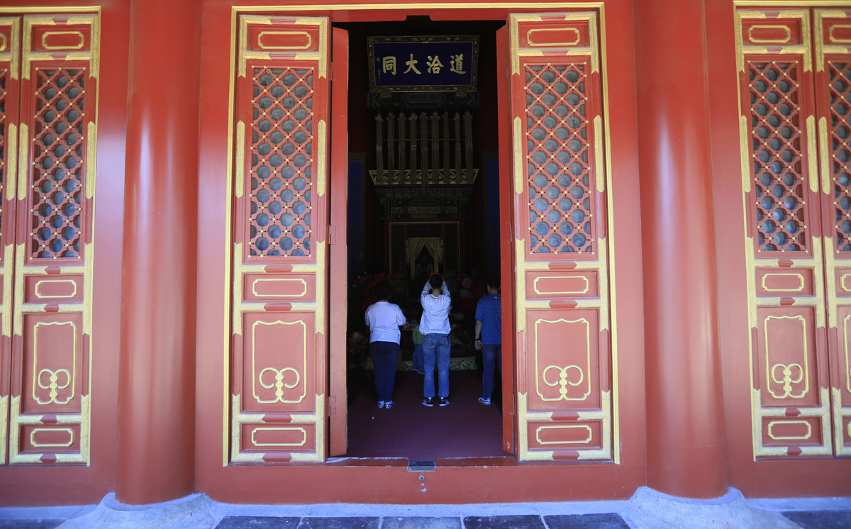 上联是琉璃瓦 祈年殿帮我分别写三个下联