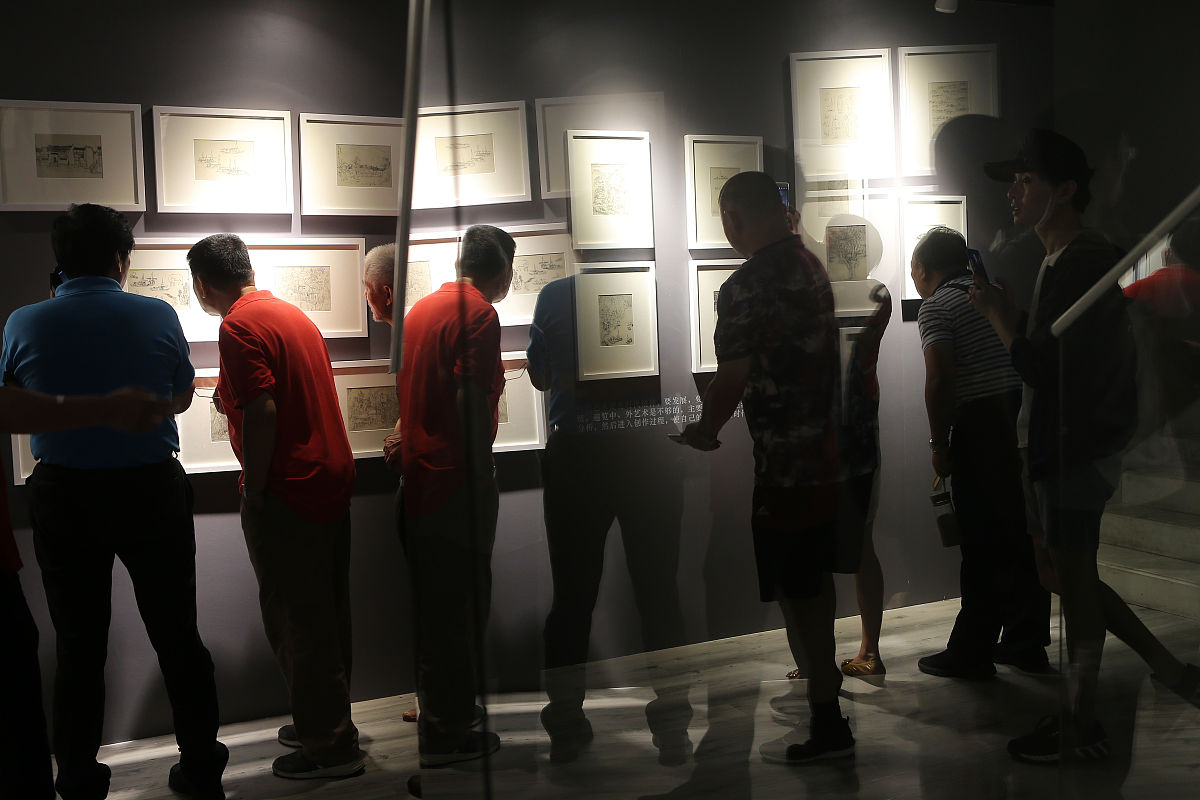 2018年8月9日,成都,观众在参观展览.(如下载使用,请务必署名成都商报 