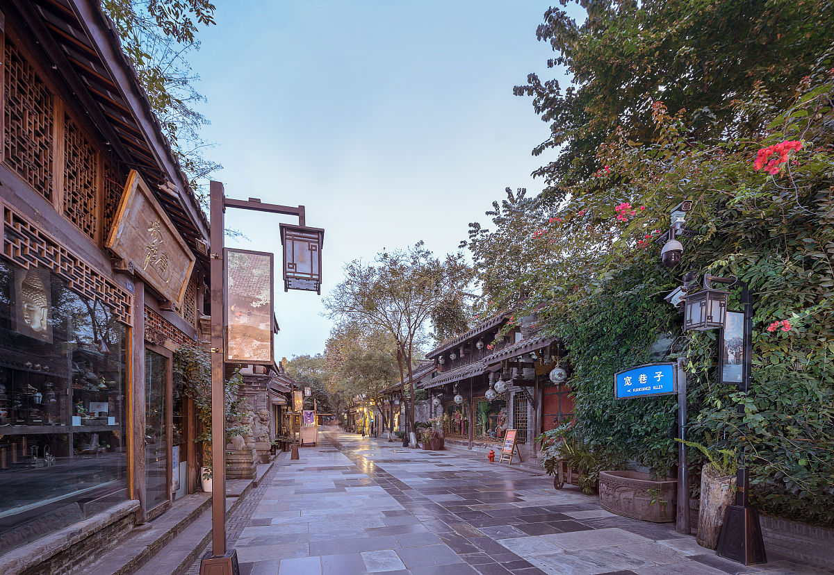 请概括这段话：政府通过产权买断、产权调换等方式迁出了宽窄巷子历史街区核心保护区的居民。改造后宽窄巷子的功能发生了重大变化不再以居住为主而是吸引了大量商家入驻导致原居民数量极少。改造前传统民居占核心区总面积的4349％约占用地面积307公顷。而改造后传统民居仅占核心区总地面积的1416％约10公顷。历史街区居民全部搬迁后该区域变成了一个被称为城市会客厅的地方原先的居民房屋改为旅游和文娱设施用于商铺出