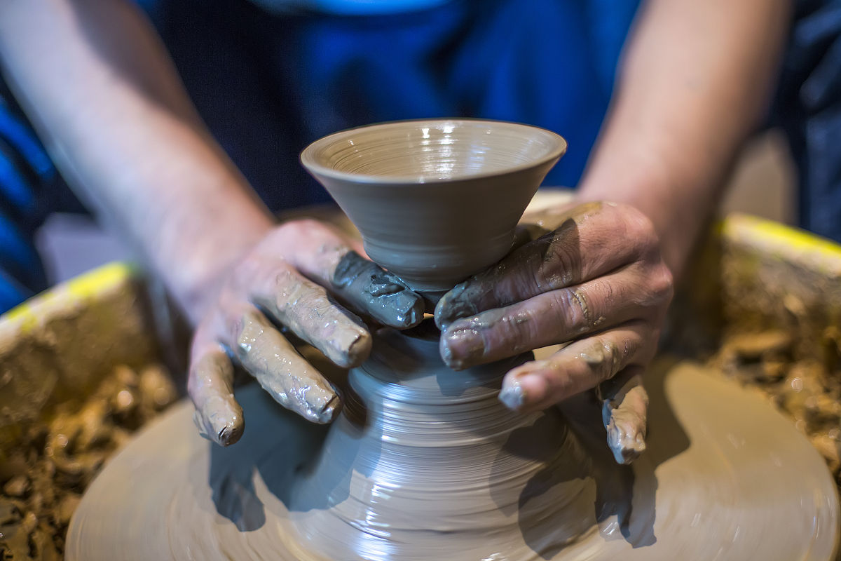 2019年6月11日,山东滨州,王超正在运用拉胚工艺制作黄河泥茶杯.