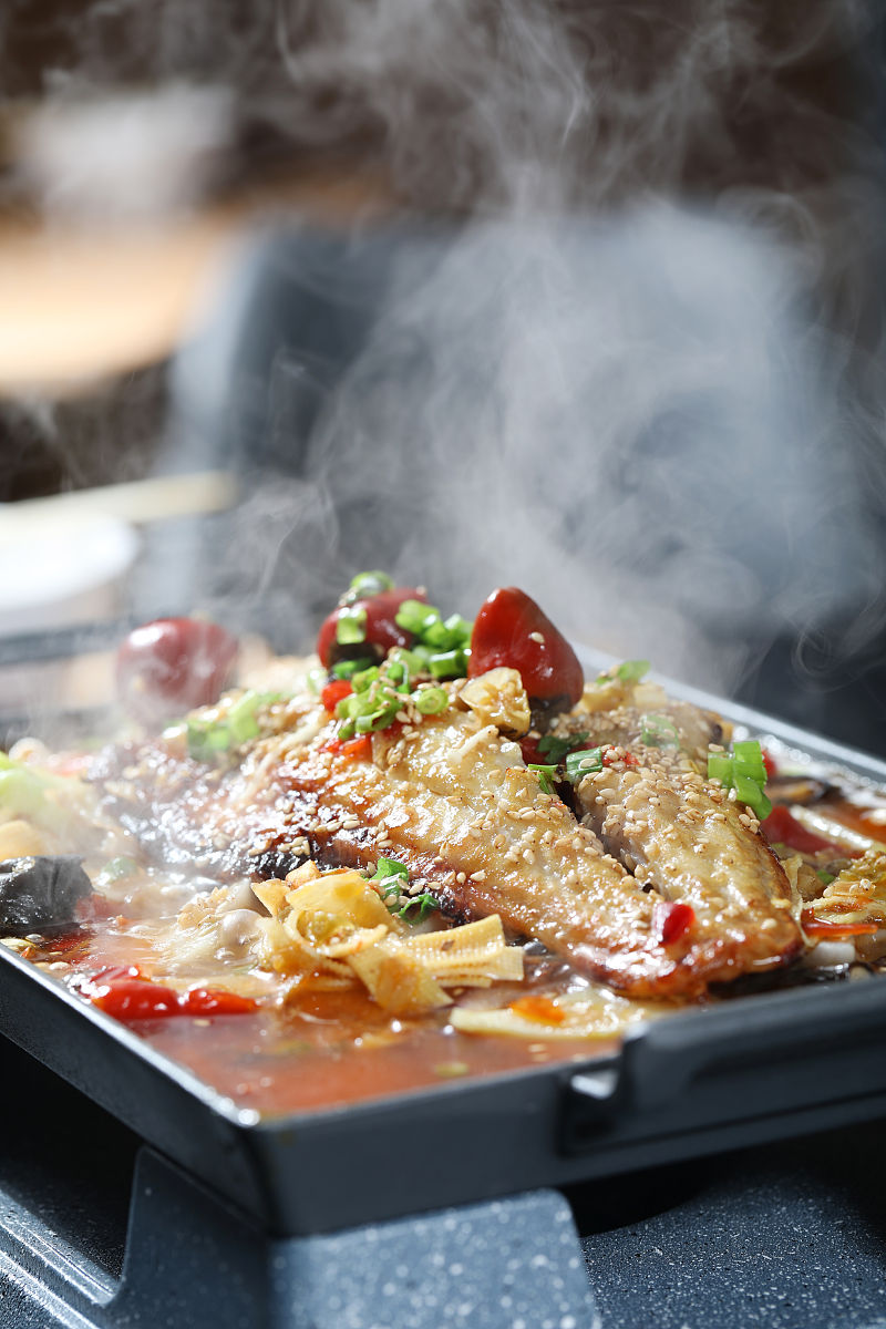 我现在有一家实体店做烤鱼的引流套餐是49元位现在打算利用即将到来的五一假期开张请利用上述信息加上情绪词、感叹词和你写出20条宣传文案