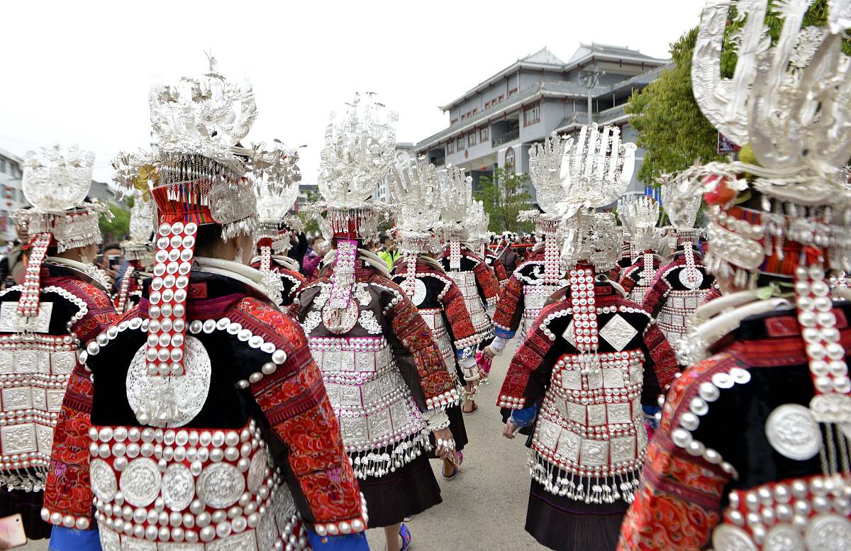2017年4月10日,贵州黔东南,台江县姊妹节上,苗族群众盛装巡游.