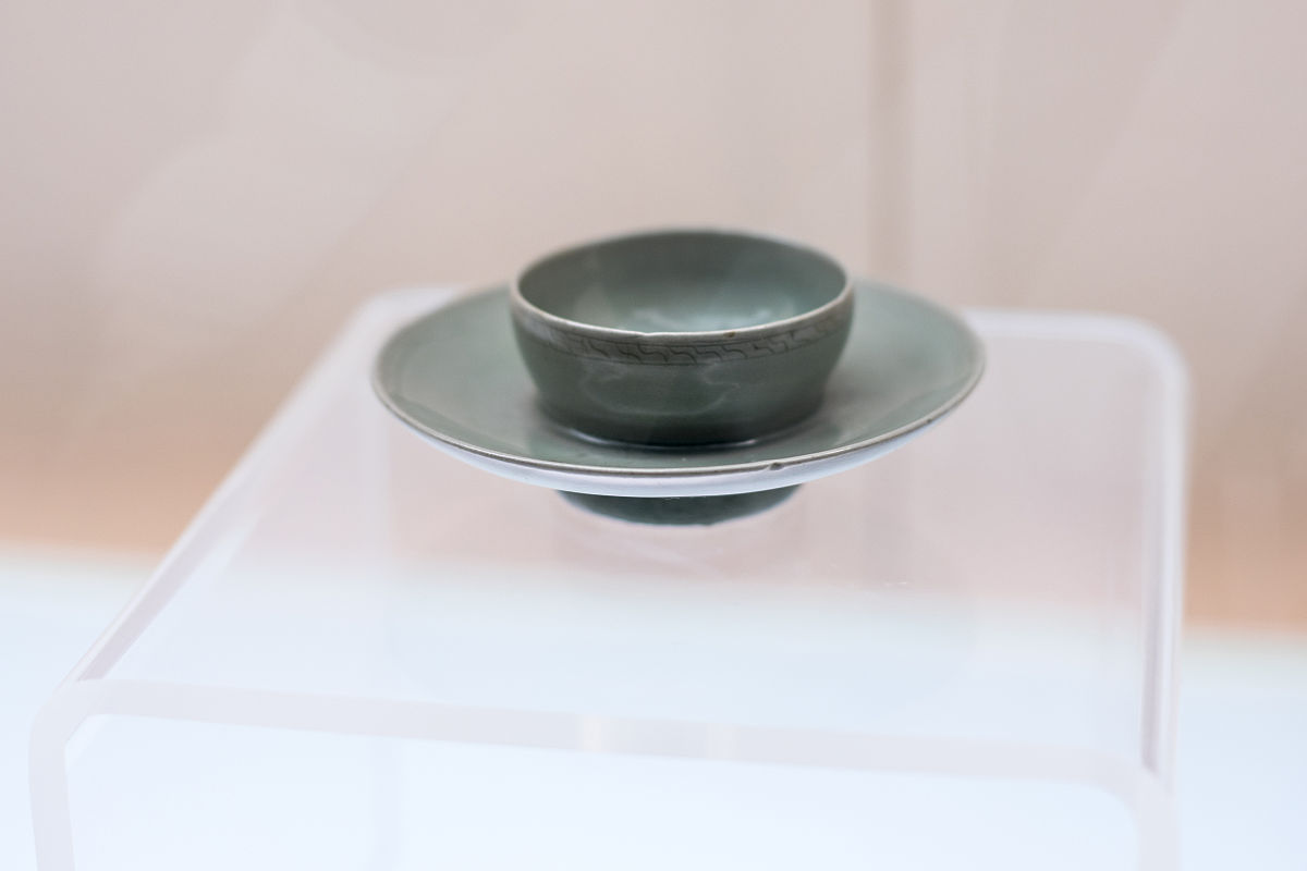 2021年9月10日,上海博物馆瓷器馆,高丽青釉划花花卉纹杯托.