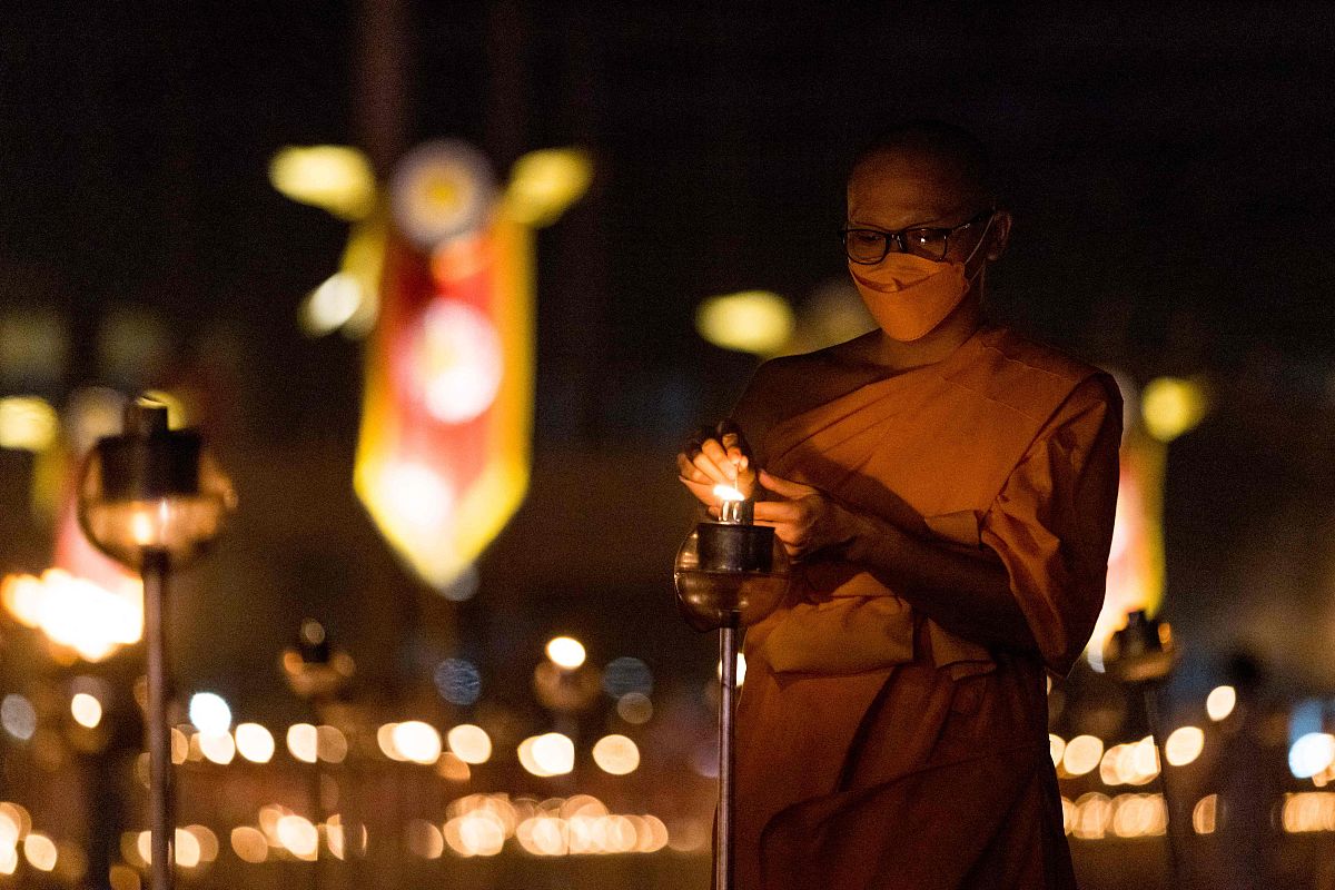 当地时间2022年2月16日,泰国巴吞他尼府,泰国僧侣在法身寺(wat dhamma