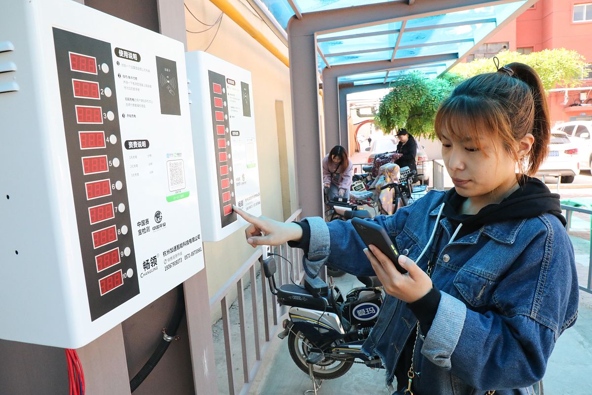 园区充电桩安装完成，并计划加装灭火器提升安全性