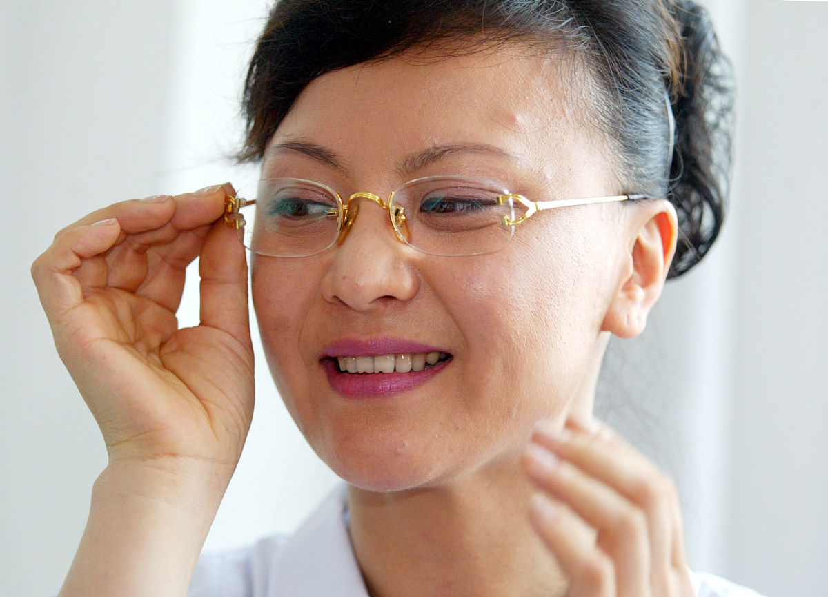 2005年6月21日,沈阳,电视电影《女刑警之叠面角色》正在紧张拍摄中.王