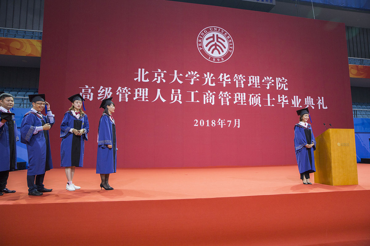 你充当一个写作文员我给你一段话你对这段话进行伪原创、润色改写降低与原文的相似度保持主要意思不变再进行一句话的简单扩写扩写加在原来的内容后面也就是放在同一个pp里面不要放在一个单独的pp里面并且保持html标签不变给你的内容如下： p学校传承北大百年文化的基因以铸造中国灵魂、培养世界眼光为办学特色依托独特的北大资源以研读北大游学名校和研读成都品味天府两条主线开发我校自己的校本