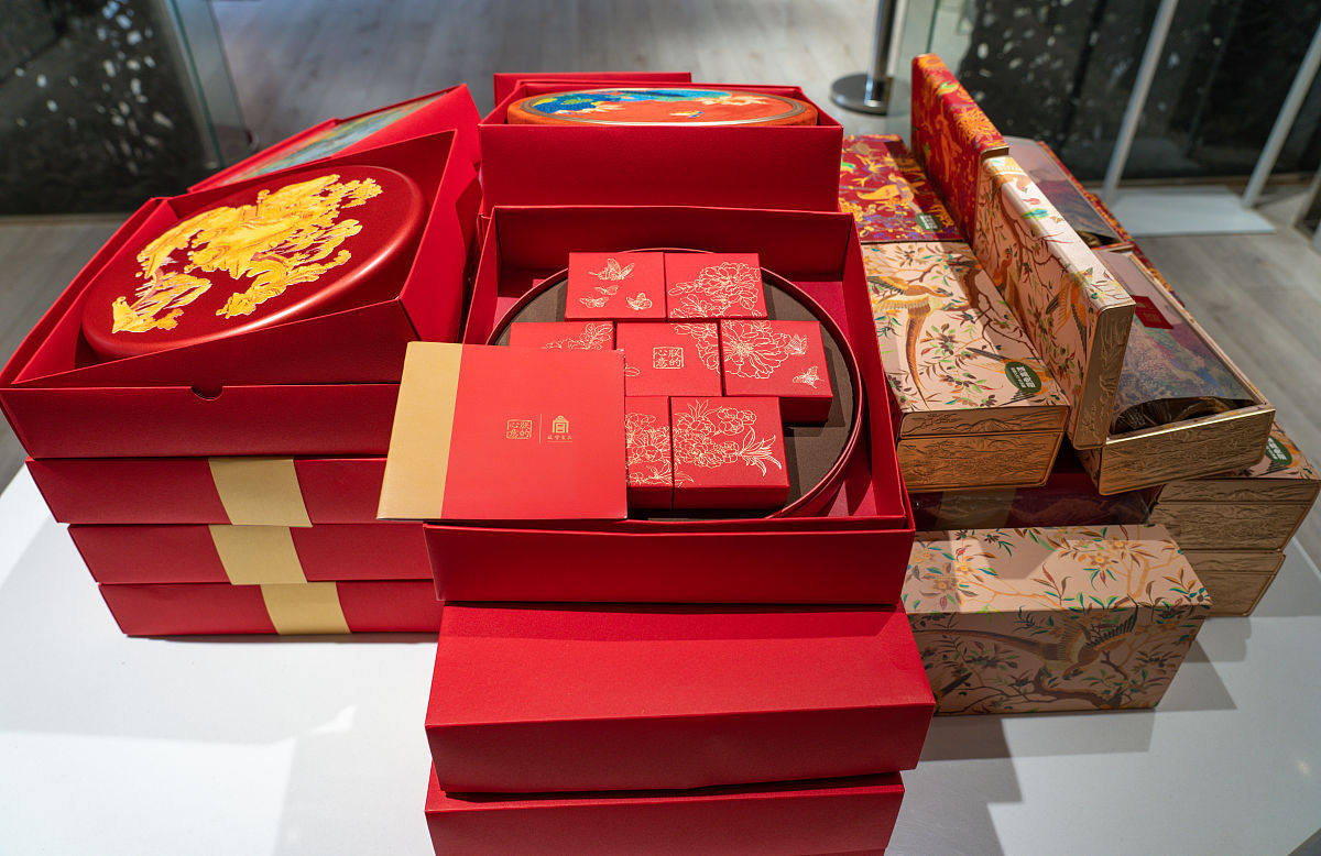 万寿斋礼盒月饼：执扇起范，高端大气送礼佳品