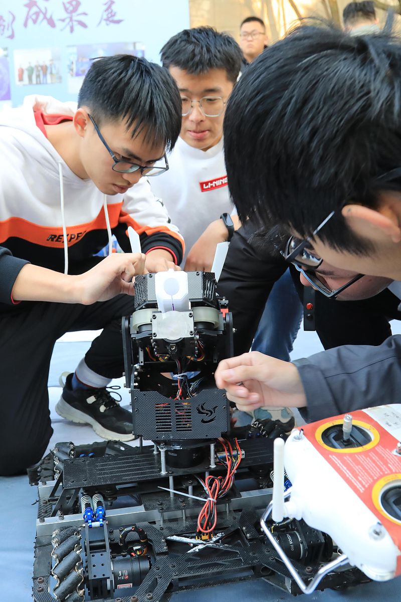 圆梦之旅：大学生打造虚拟现实《青云梦工厂》剧本