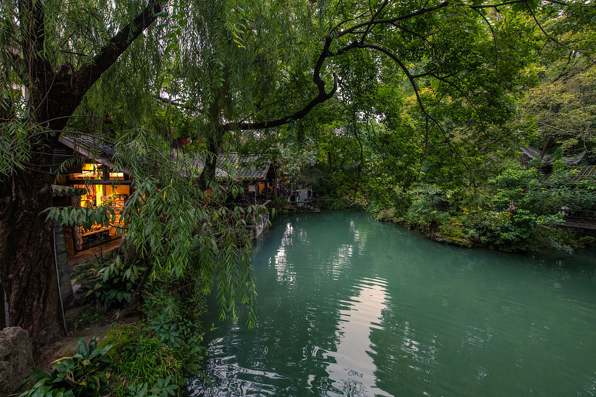 短文主要从哪两个方面写了鲤鱼溪的特点