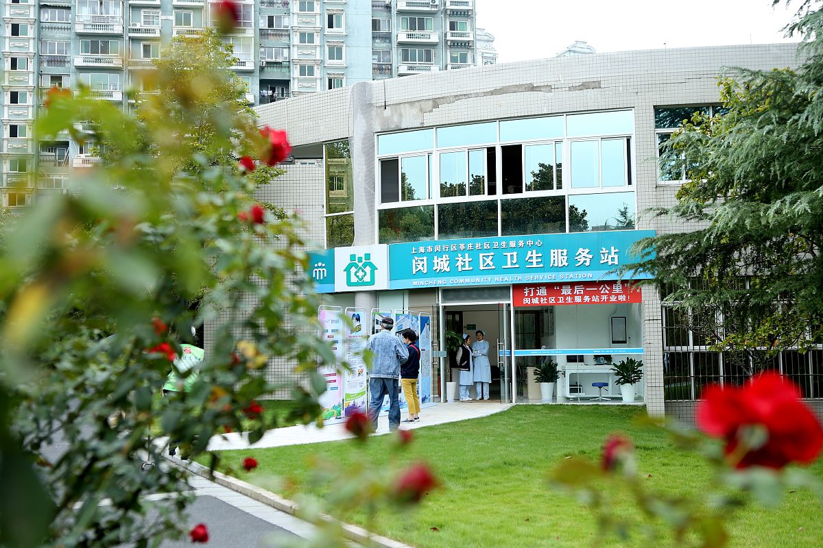 一、建立协作机制的必要性社区卫生服务中心是居民日常就医的第一站负责基层医疗卫生服务工作。然而由于其规模和技术力量的限制社区卫生服务中心往往难以满足居民的全面医疗需求特别是对于较为复杂的疾病需要借助上级医疗机构的技术力量进行诊治。同时上级医疗机构也需要社区卫生服务中心的配合将居民的基本医疗卫生服务落实到位减轻医疗机构的医疗负担。因此建立长期稳定的分工协作机制是必要的。二、建立协作机制的途径1制定合作