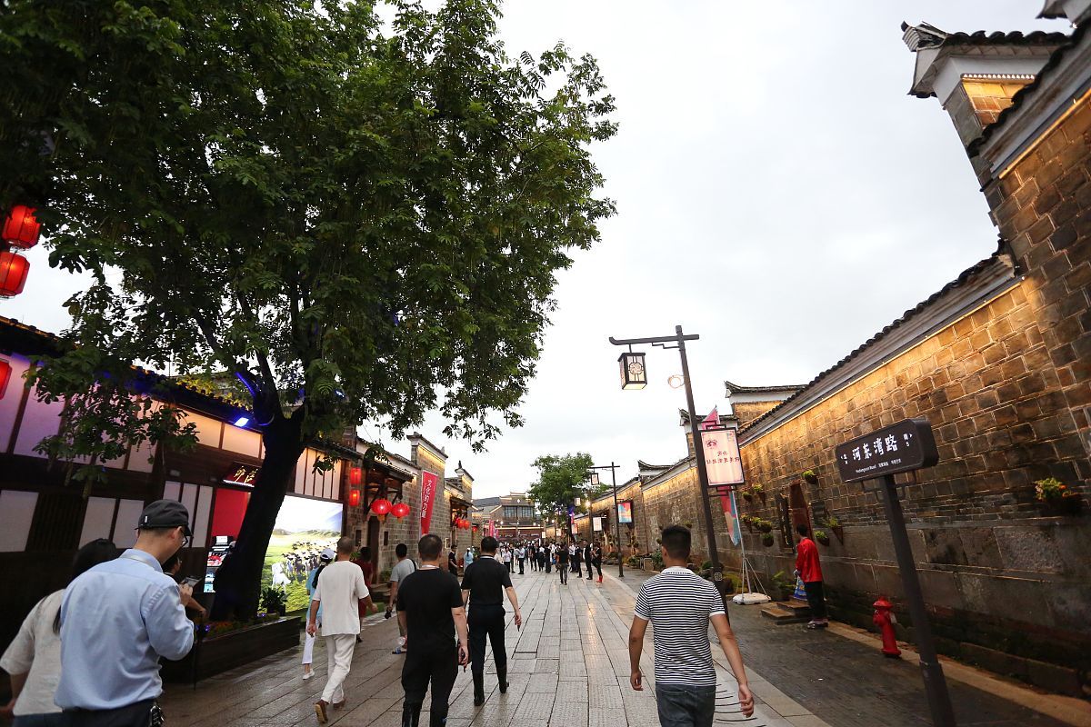 中文论文题目为《赣州宋城文化的文旅转化路径和发展举措研究——以赣州历史文化旅游街区为例》一定注意论文结构写详细些一定要有参考文献描述详细些