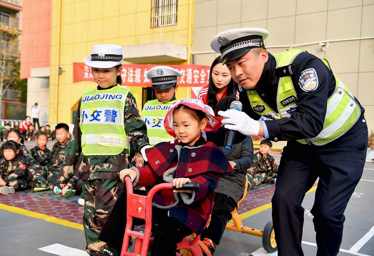安全问题：幼儿园的安全问题是家长们最担心的问题之一包括儿童在校园内的安全以及在校园外的交通安全家长以及幼儿园如何做得更好？
