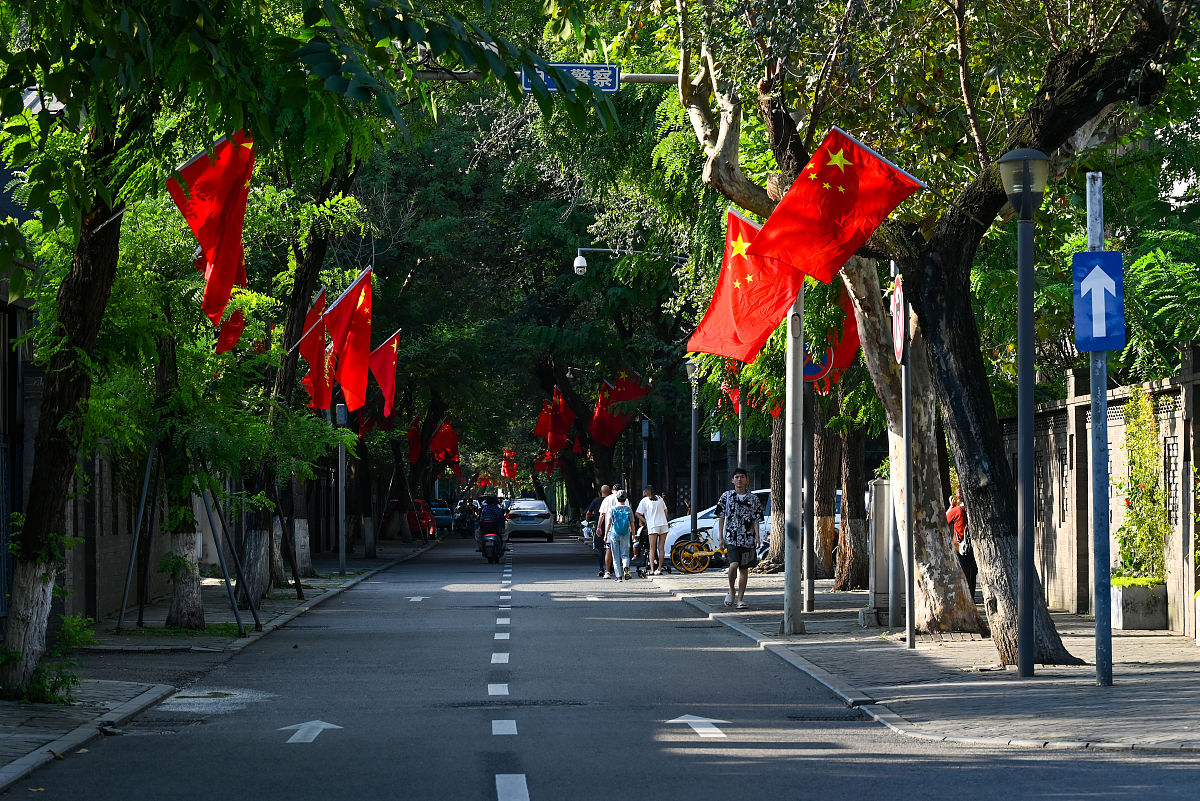 2021年9月27日,成都,星桥街悬挂的国旗.(如需下载使用,请务必署名:红