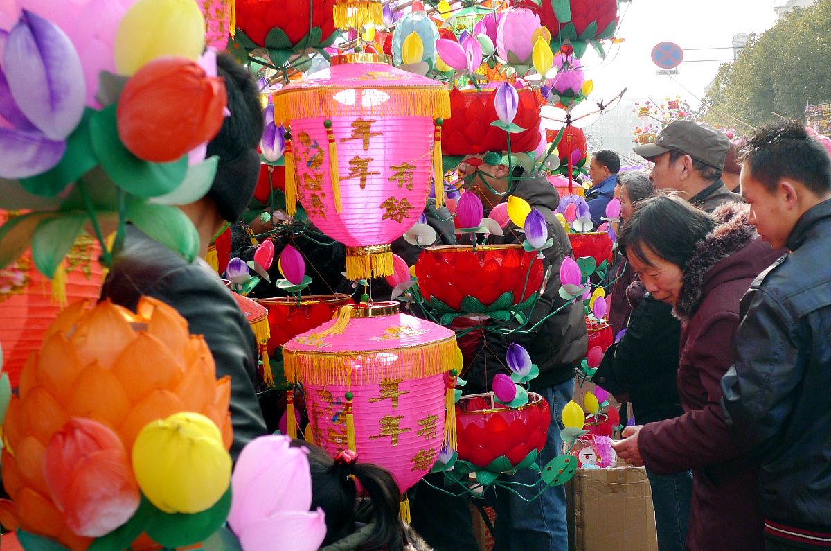 2010年2月17日,南京夫子庙花灯市场,游人在开心挑选和观赏秦淮花灯.++