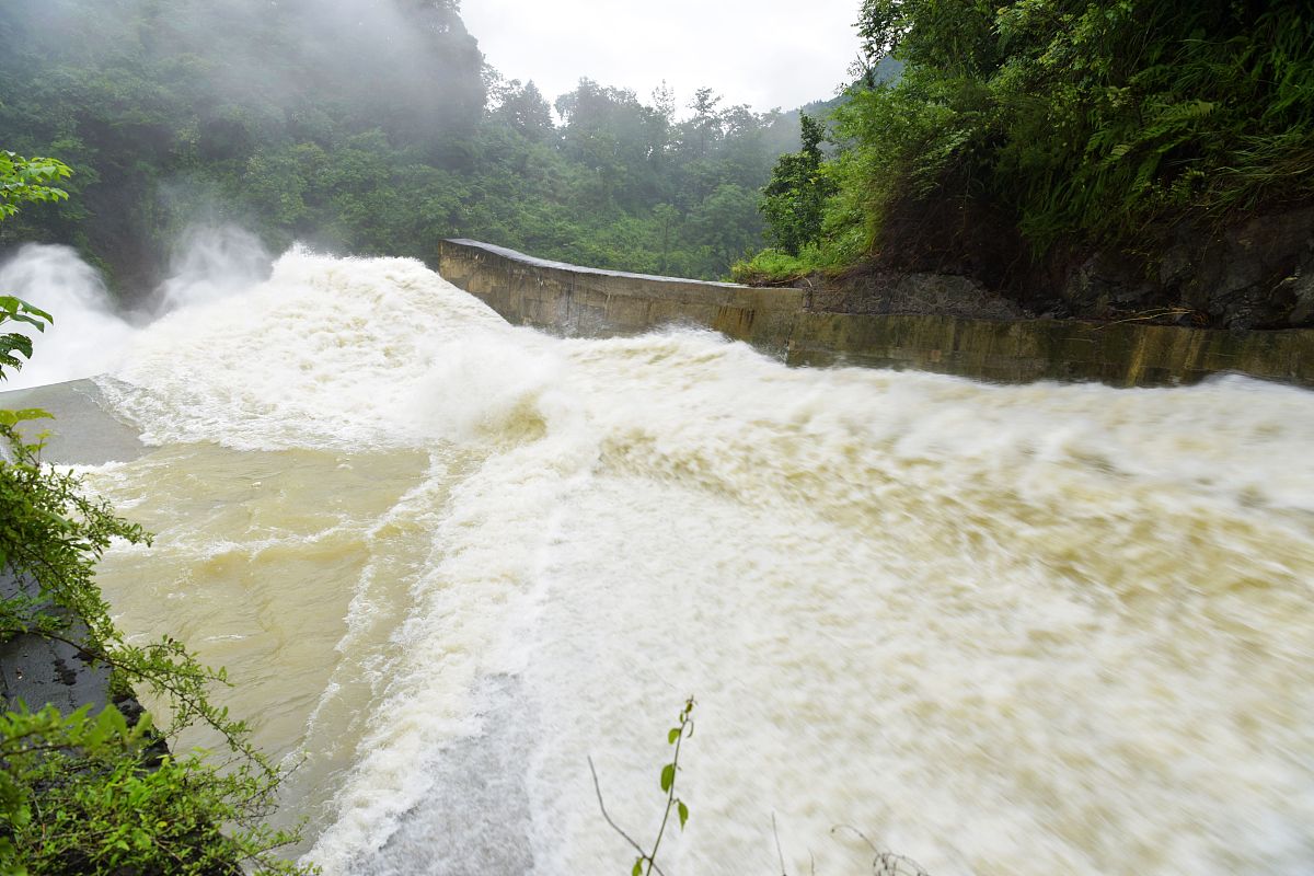分别举例十个国内、外学者使用MIKE软件在水库中做的相关研究例子中包含作者名称以及研究的内容研究得出的结论等要求每个例子内容丰富语句具有逻辑性