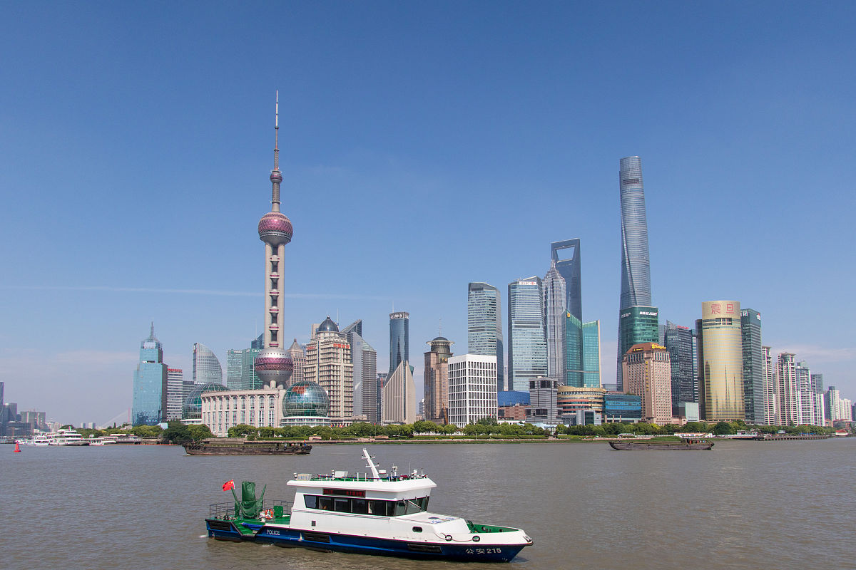 2018年5月11日,上海,外滩上空碧空如洗,对岸陆家嘴高楼大厦景色优美,
