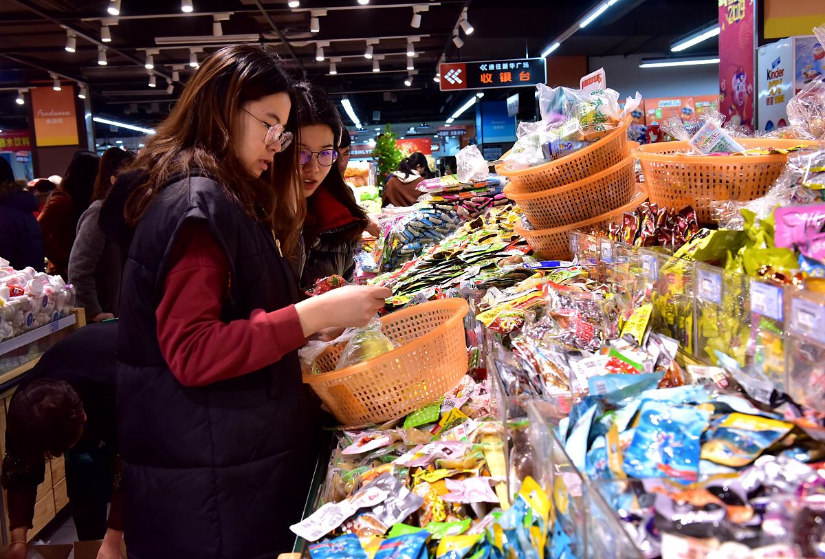 2019年2月1日,顾客在河北石家庄新乐市一家超市选购糖果.