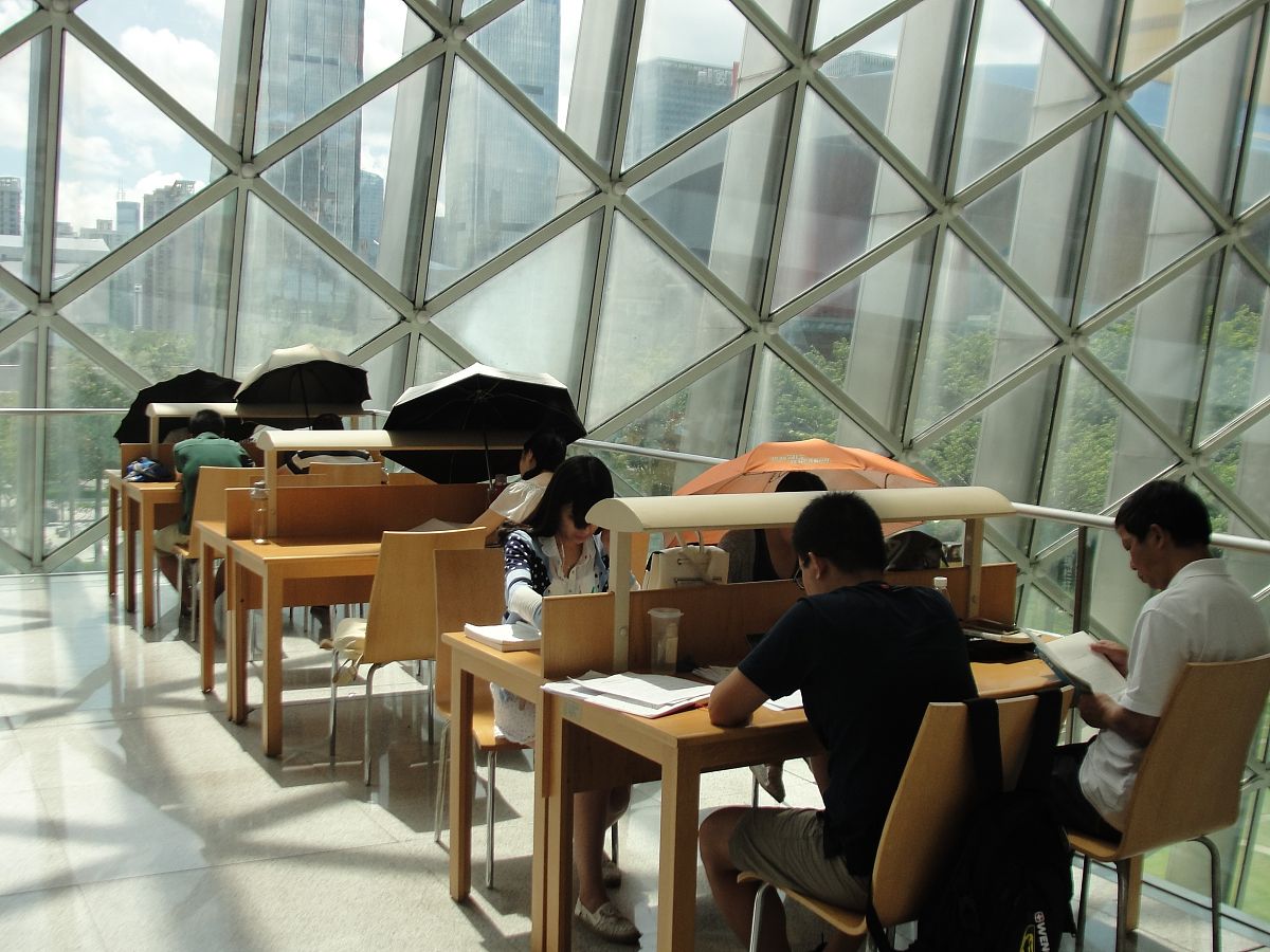 深圳市图书馆服务问题及对策研究：提升服务、推动创新、借鉴推广