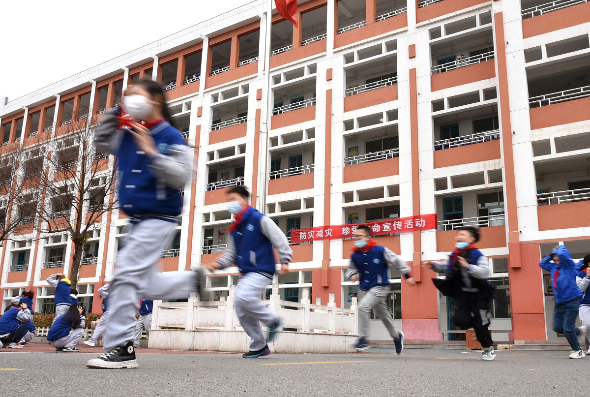 2021年5月12日,江苏省连云港市海州区海宁小学,小学生在参加应急疏散