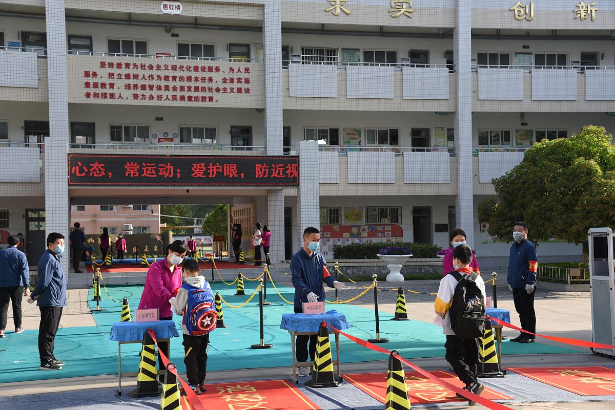 2020年04月27日,西安市鄠邑区惠安小学,老师们早早站在各自的岗位上,