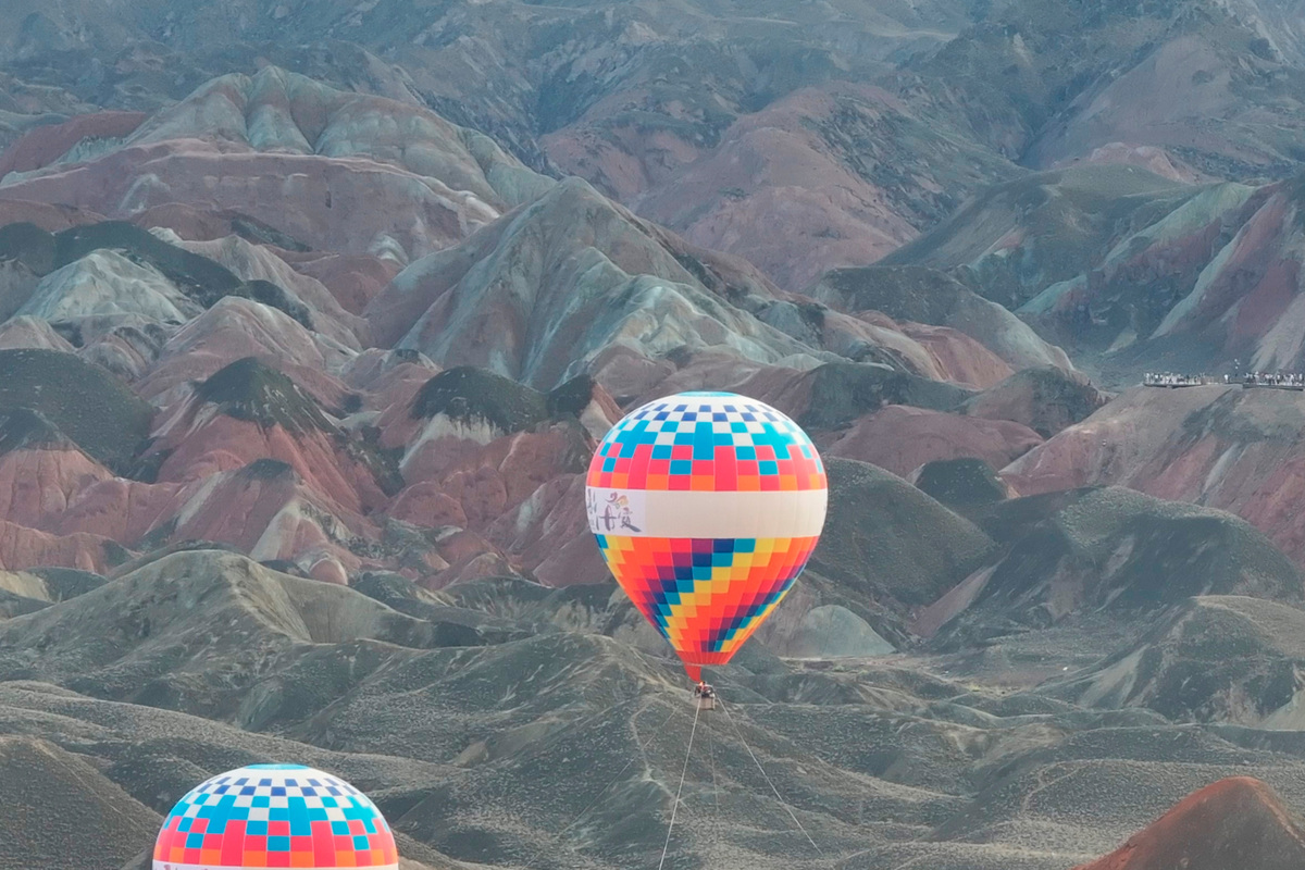 奇幻冒险之旅：热气球、徒步、皮划艇和篝火晚会