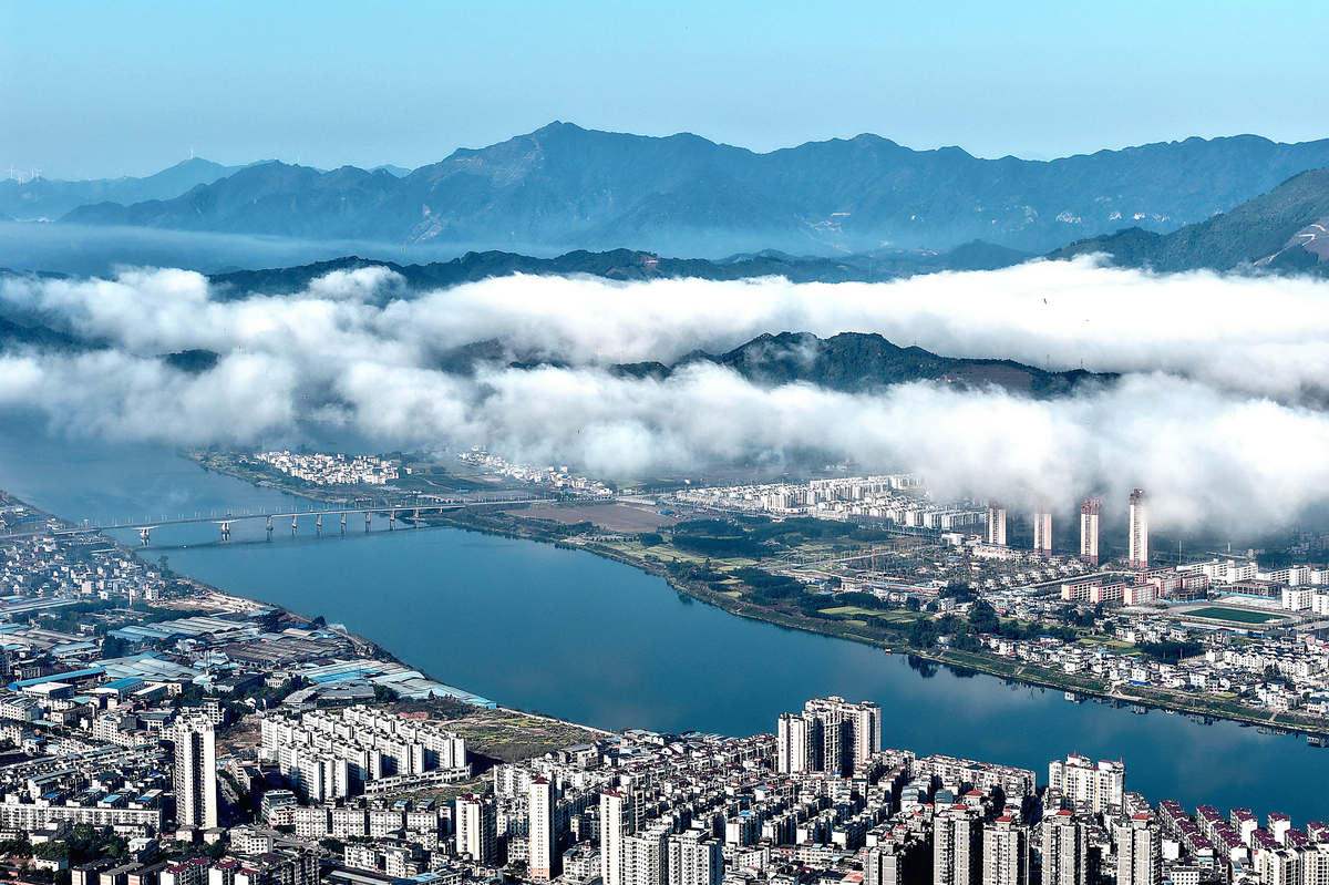 2026年3月12日,广西柳州融安县城云雾缭绕,景色优美()