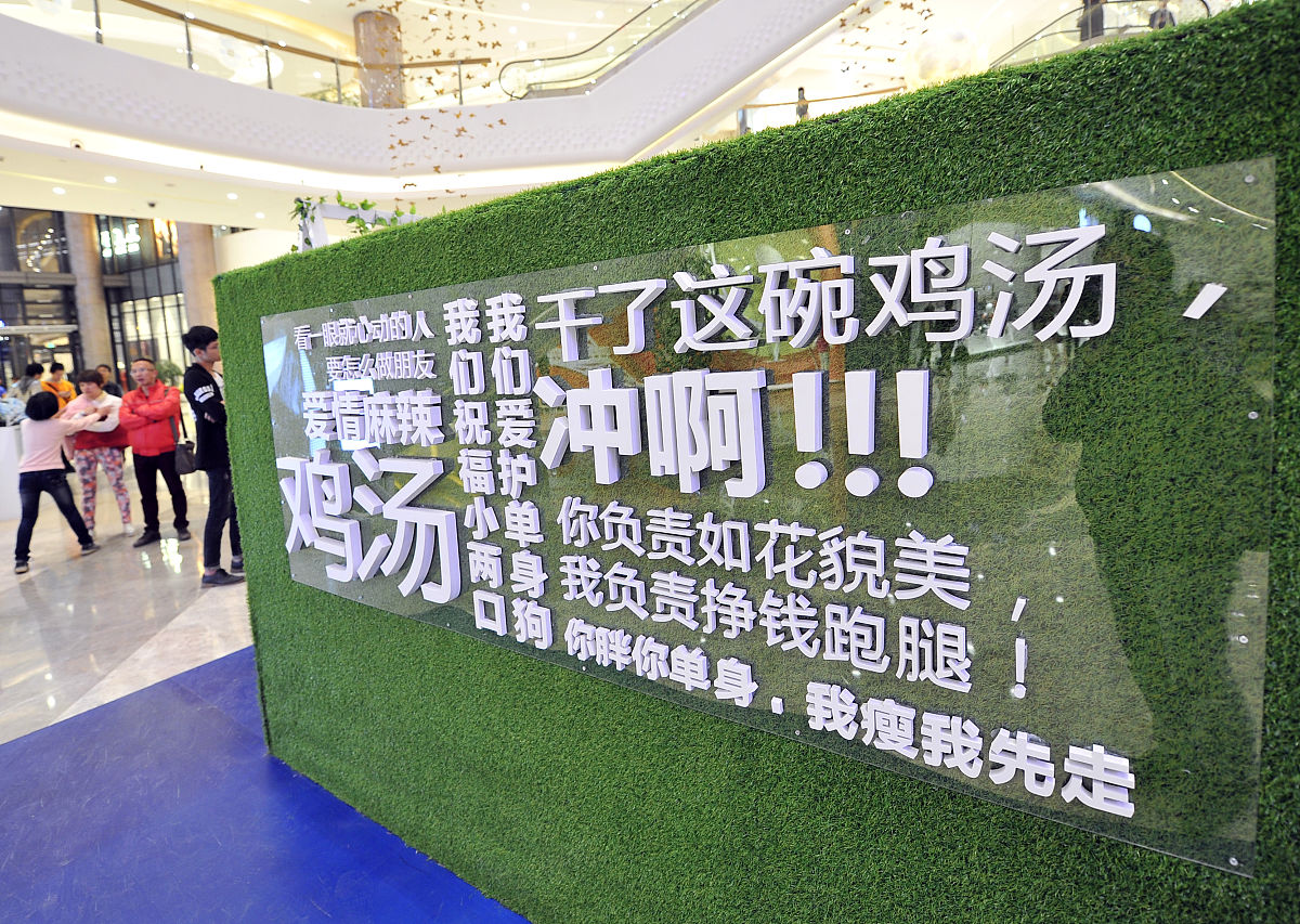 Midjourney提示词创作：从黑暗迷宫到光明之巅的爱情之旅