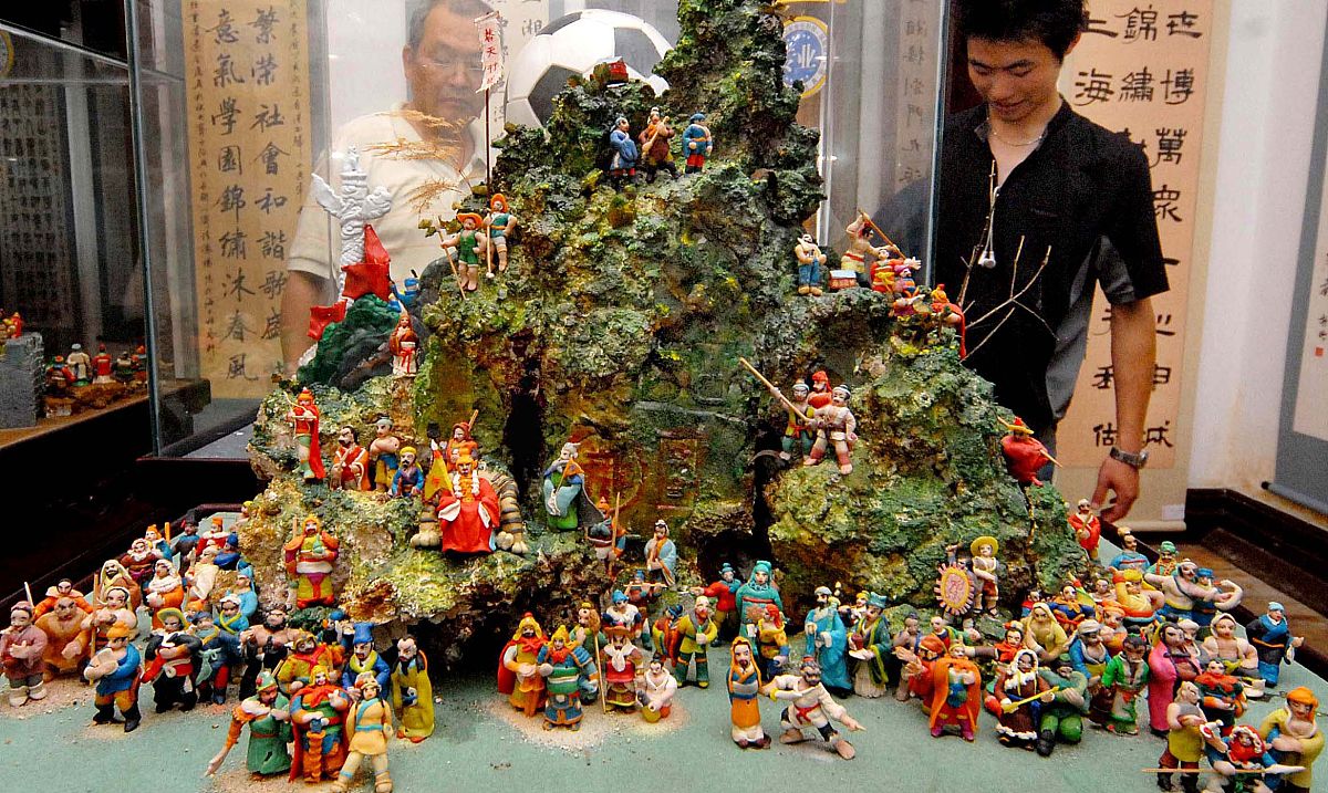 根据以下内容写出一条30字的短视频标题：《水浒传》中如果宋江不接受招安甩开膀子和朝廷对着干能灭了大宋么？