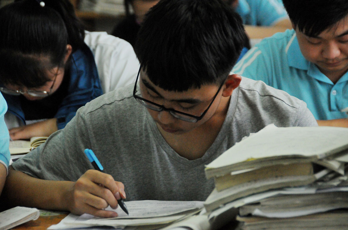 2019年6月5日,河北省张家口市宣化一中高三学生抓紧时间复习.