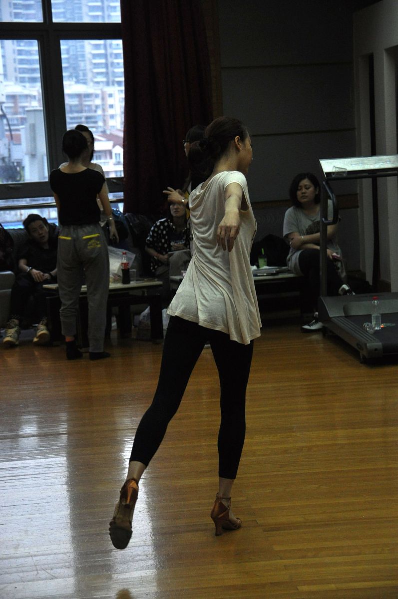 2012年4月30日,上海,弦子在舞蹈房为五一直播的《舞林大会》总决赛做