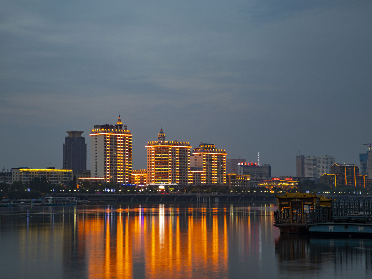 2020年6月9日,吉林省吉林市松花江畔夜晚风光.