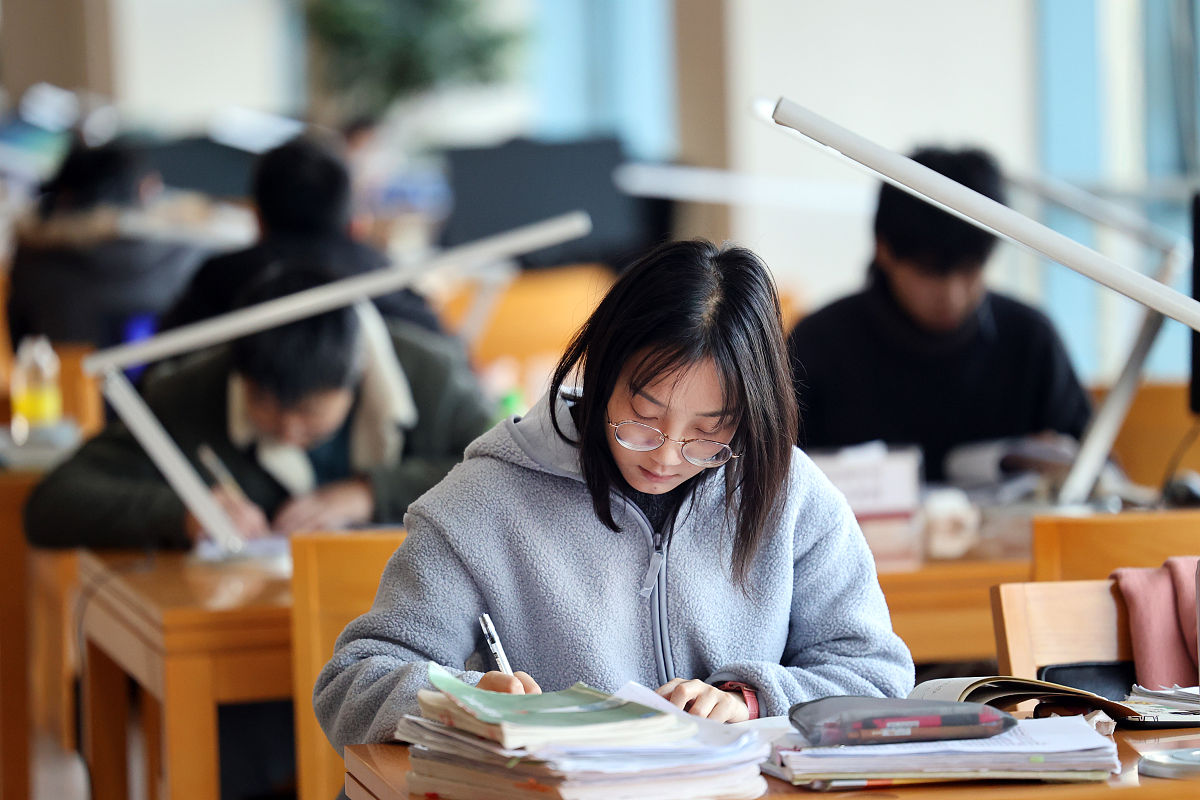 2020年12月25日,在江苏省南通市,考生在市图书馆内复习.