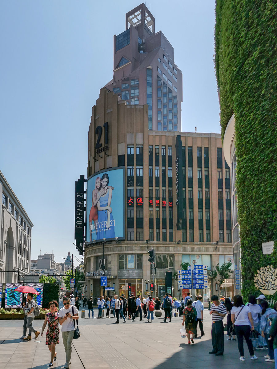 2019年5月21日,上海,位于南京路的快时尚服装品牌forever 21门店内空